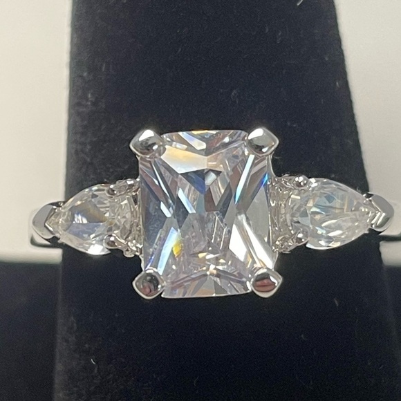 Jewelry - Rectangular cut cubic zirconia solitare ring with side cz accents. Size 10
